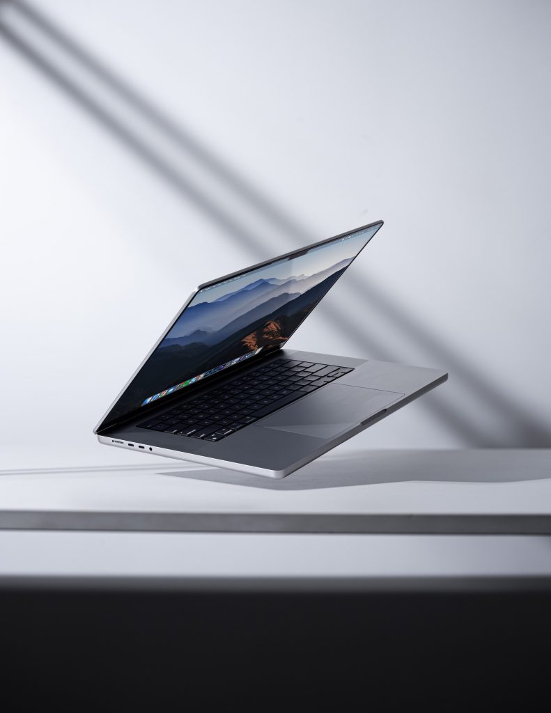 Macbook Pro der svæver over et skrivebord