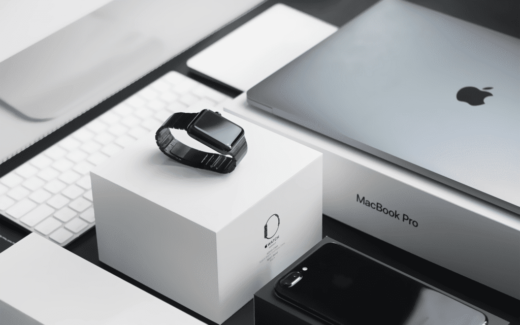 Apple produkter på et bord
