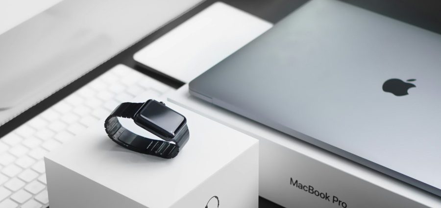 Apple produkter på et bord
